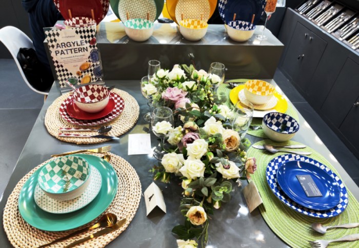 argyle pattern color glaze dinner set.jpg
